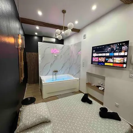 Le Cocon Des Arenes : Jacuzzi Appartamento