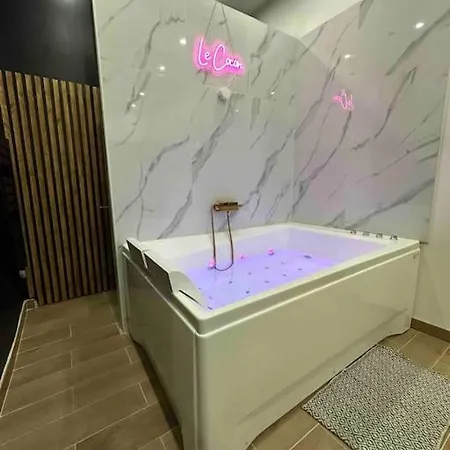 Le Cocon Des Arenes : Jacuzzi