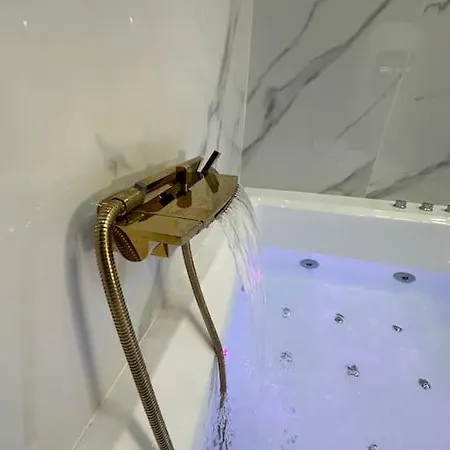 Le Cocon Des Arenes : Jacuzzi Appartamento